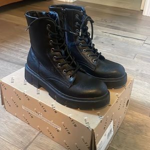 Mix No. 6 Linston Combat Boot in black pebble size 8M. Worn once!